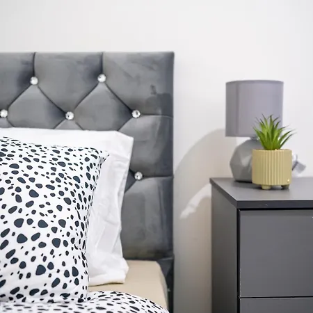 Modern 2-bed Townhouse, Conveniently Located Near Leeds Centre - Perfect For Corporate Apartment *