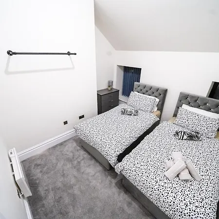 Modern 2-bed Townhouse, Conveniently Located Near Leeds Centre - Perfect For Corporate