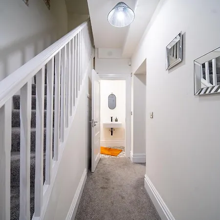 Modern 2-bed Townhouse, Conveniently Located Near Leeds Centre - Perfect For Corporate