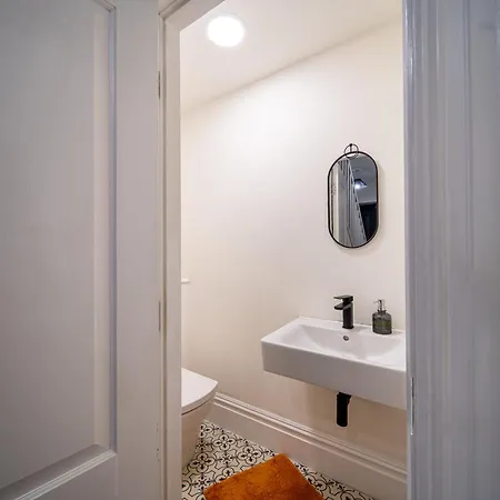 Modern 2-bed Townhouse, Conveniently Located Near Leeds Centre - Perfect For Corporate Apartment *