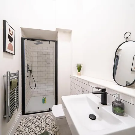 Modern 2-bed Townhouse, Conveniently Located Near Leeds Centre - Perfect For Corporate