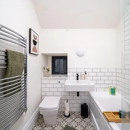 Modern 2-bed Townhouse, Conveniently Located Near Leeds Centre - Perfect For Corporate Apartment
