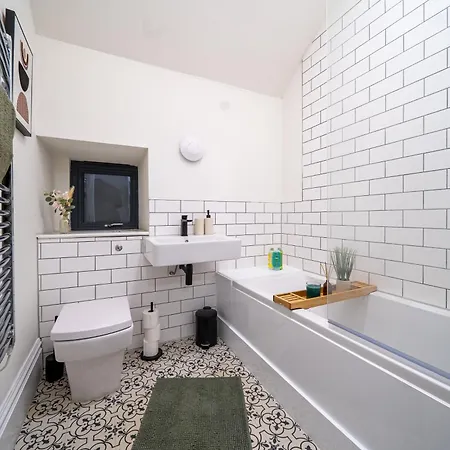 Modern 2-bed Townhouse, Conveniently Located Near Leeds Centre - Perfect For Corporate * Leeds (West Yorkshire)
