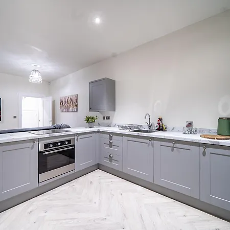 Modern 2-bed Townhouse, Conveniently Located Near Leeds Centre - Perfect For Corporate * Leeds (West Yorkshire)