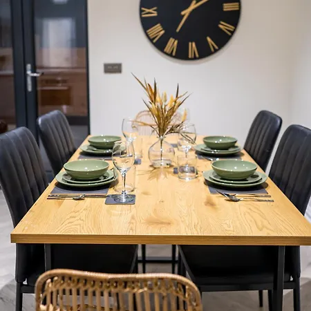 Modern 2-bed Townhouse, Conveniently Located Near Leeds Centre - Perfect For Corporate Apartment