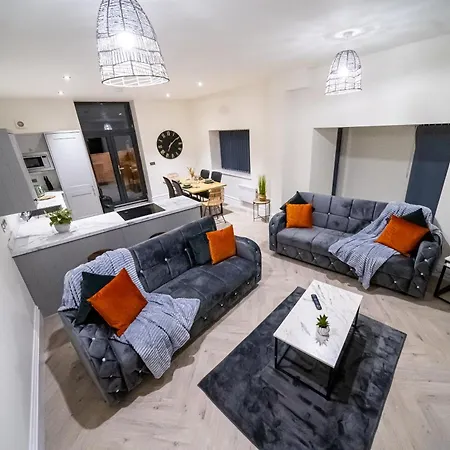 Modern 2-bed Townhouse, Conveniently Located Near Leeds Centre - Perfect For Corporate