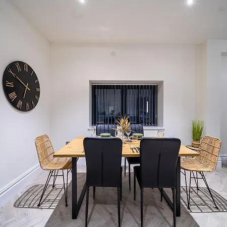 Apartment Modern 2-bed Townhouse, Conveniently Located Near Leeds Centre - Perfect For Corporate