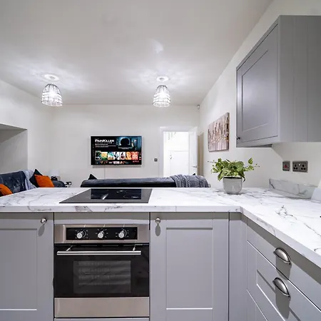 Modern 2-bed Townhouse, Conveniently Located Near Leeds Centre - Perfect For Corporate *