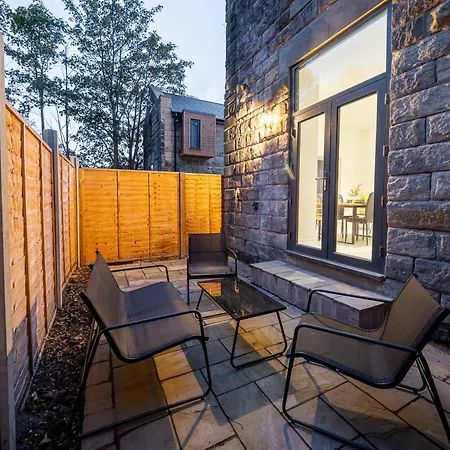 Modern 2-bed Townhouse, Conveniently Located Near Leeds Centre - Perfect For Corporate